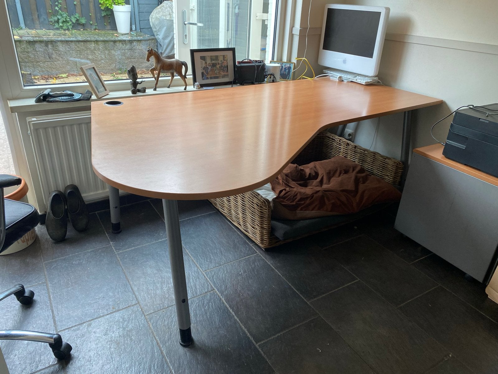 Bureau met kabelgoot en handmatig verstelbare poten, Ophalen, Kabelgoot, Gebruikt