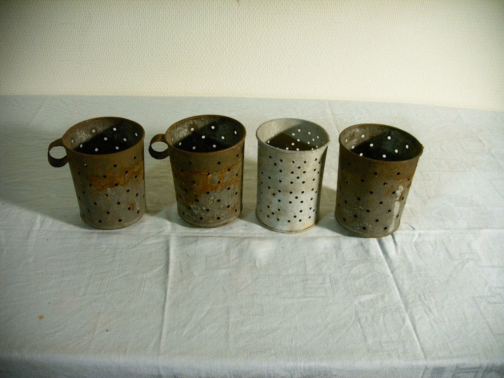 4 antieke Franse metalen kaasvormen (faisselles), Ophalen of Verzenden