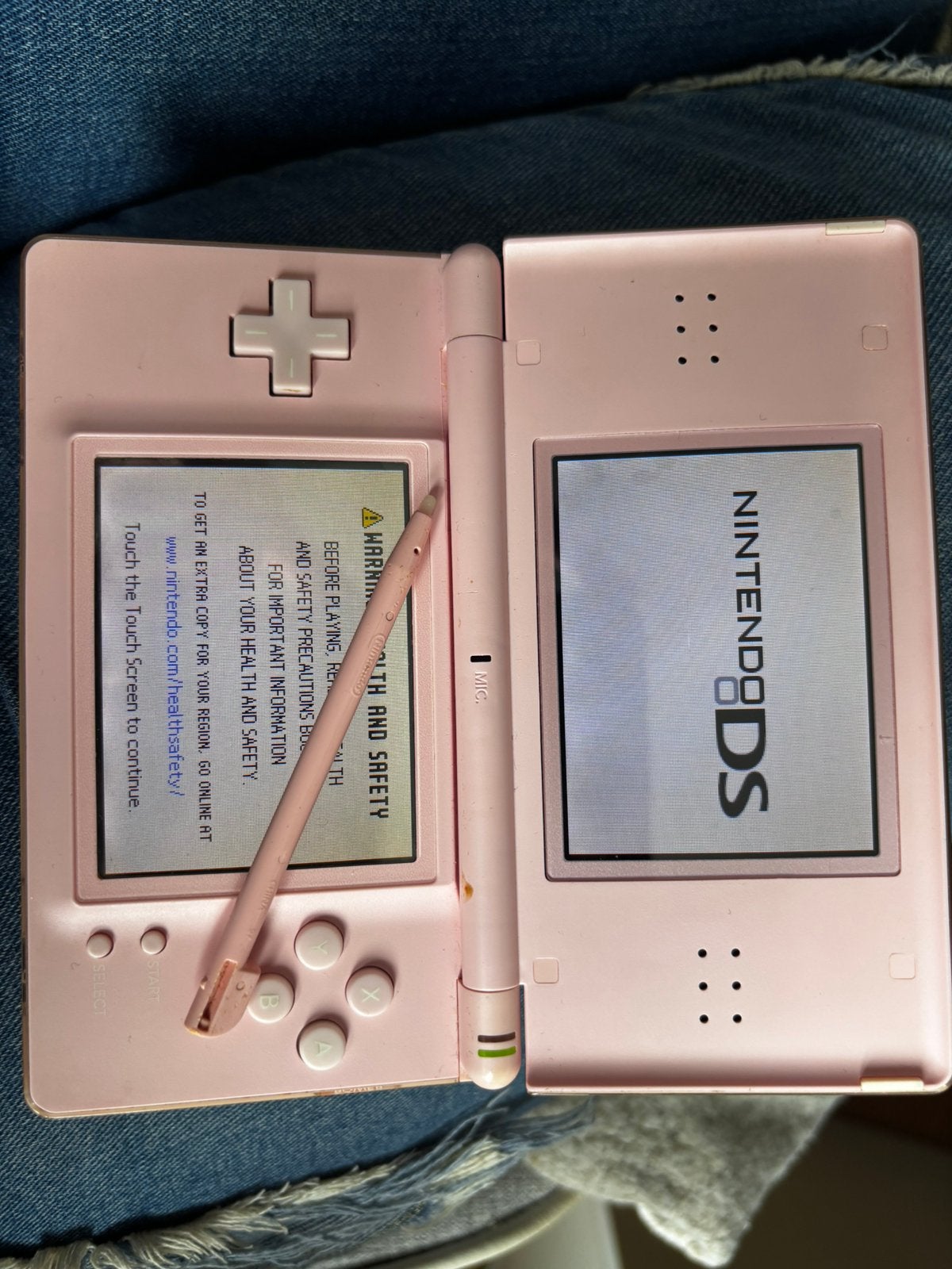 Roze nintendo ds lite + 2 spellen (NFS en Pokemon), Spelcomputers en Games, Ophalen of Verzenden, Gebruikt, Roze, DS Lite
