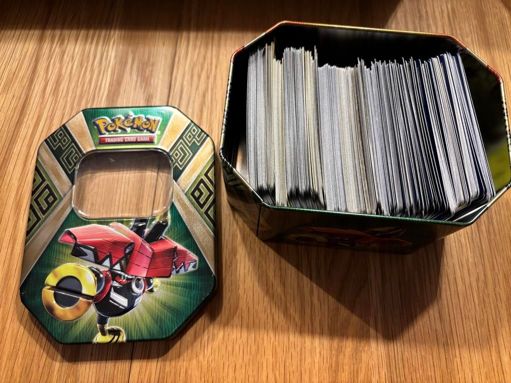 Pokémon tin met +/- 300 Pokémonkaarten, Ophalen of Verzenden, Gebruikt, Meerdere kaarten