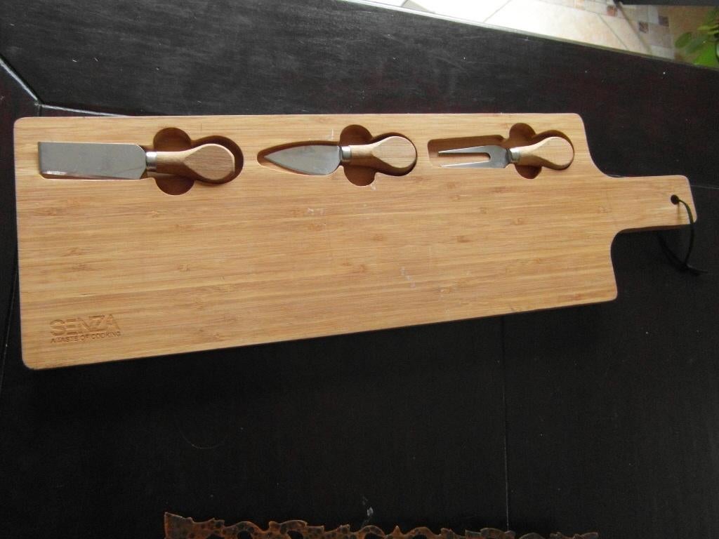 serveerplank hout tapasplank 56 cm als NW incl 3 mesjes, Ophalen of Verzenden, Zo goed als nieuw