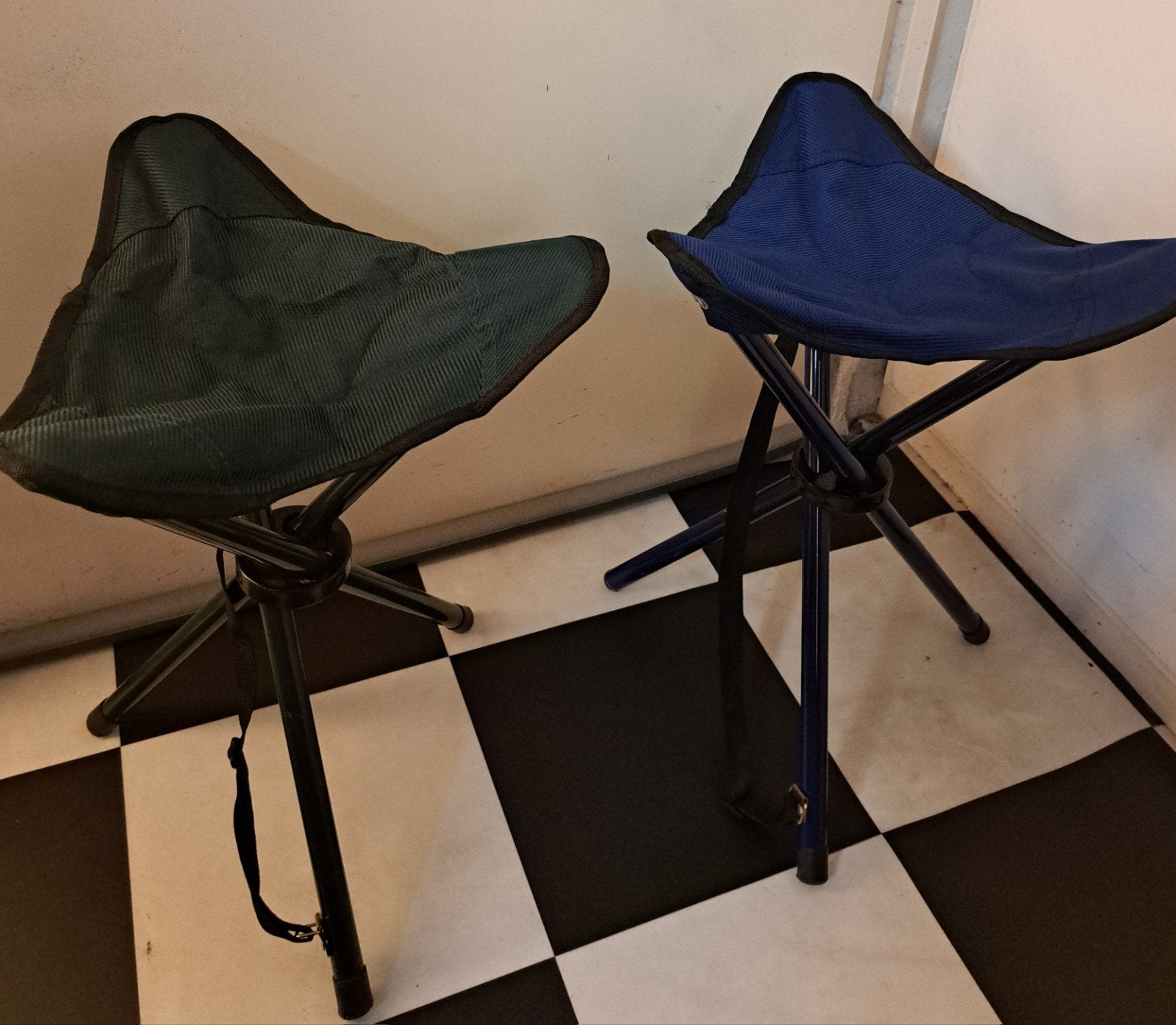 2 - OPVOUWBAAR KRUKJE
Eenvoudig en praktisch opvouwbaar Idea, Ophalen of Verzenden, Zo goed als nieuw, Campingstoel