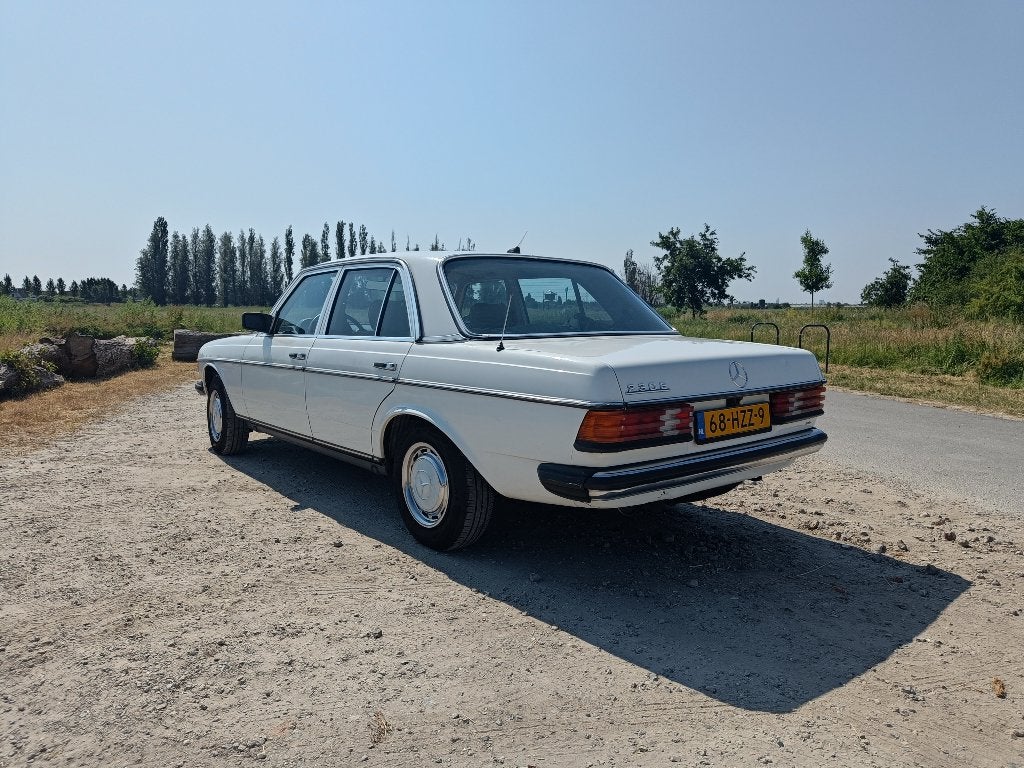 Mercedes-Benz 200-Serie 2.3 230 E AUT 1981 Wit, Auto's, 1370 kg, 4 cilinders, Leder en Stof, Bruin