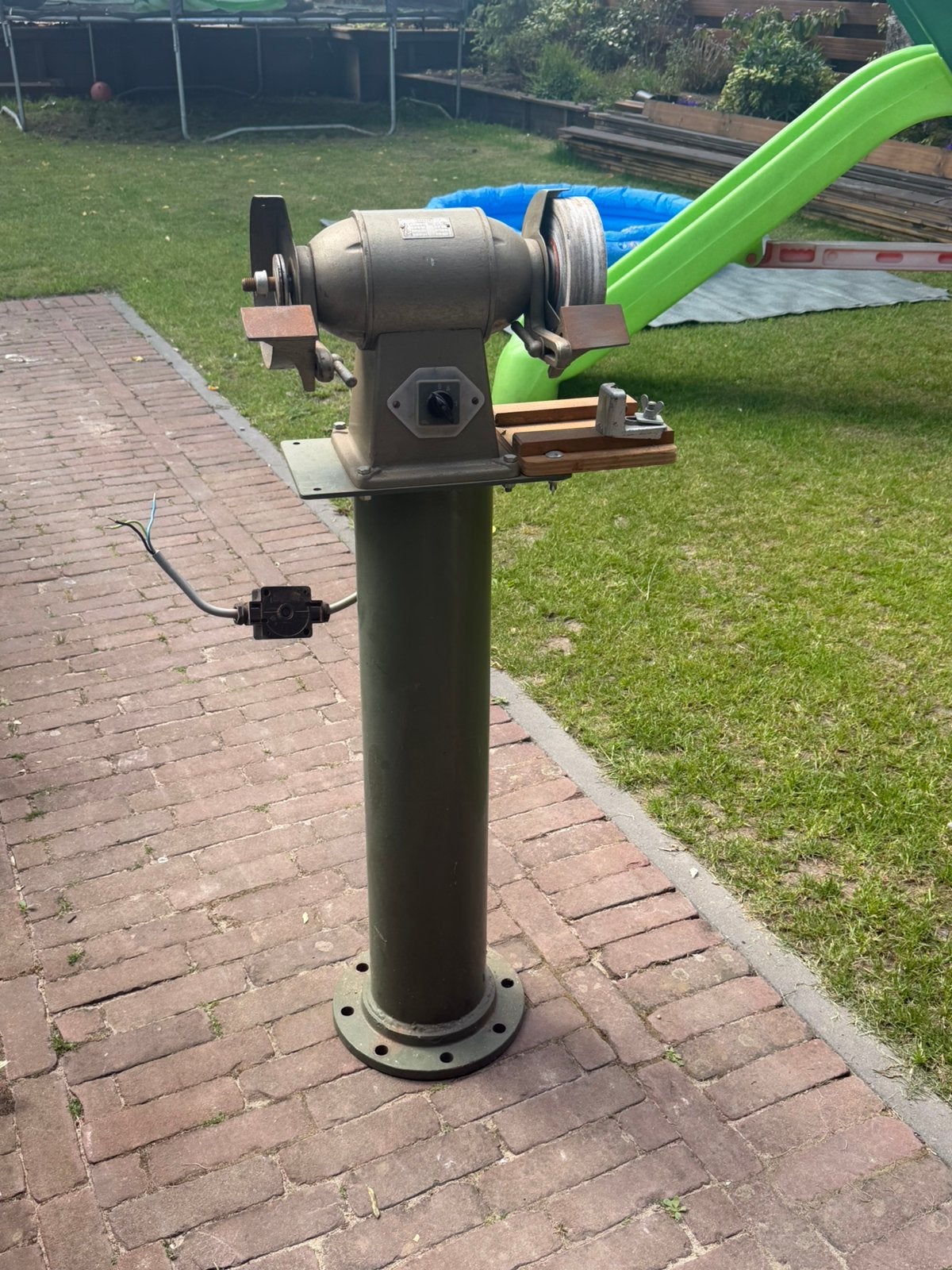 Professionele slijpmachine op paal (ERPEES), Ophalen, Gebruikt, Werkbankslijpmachine