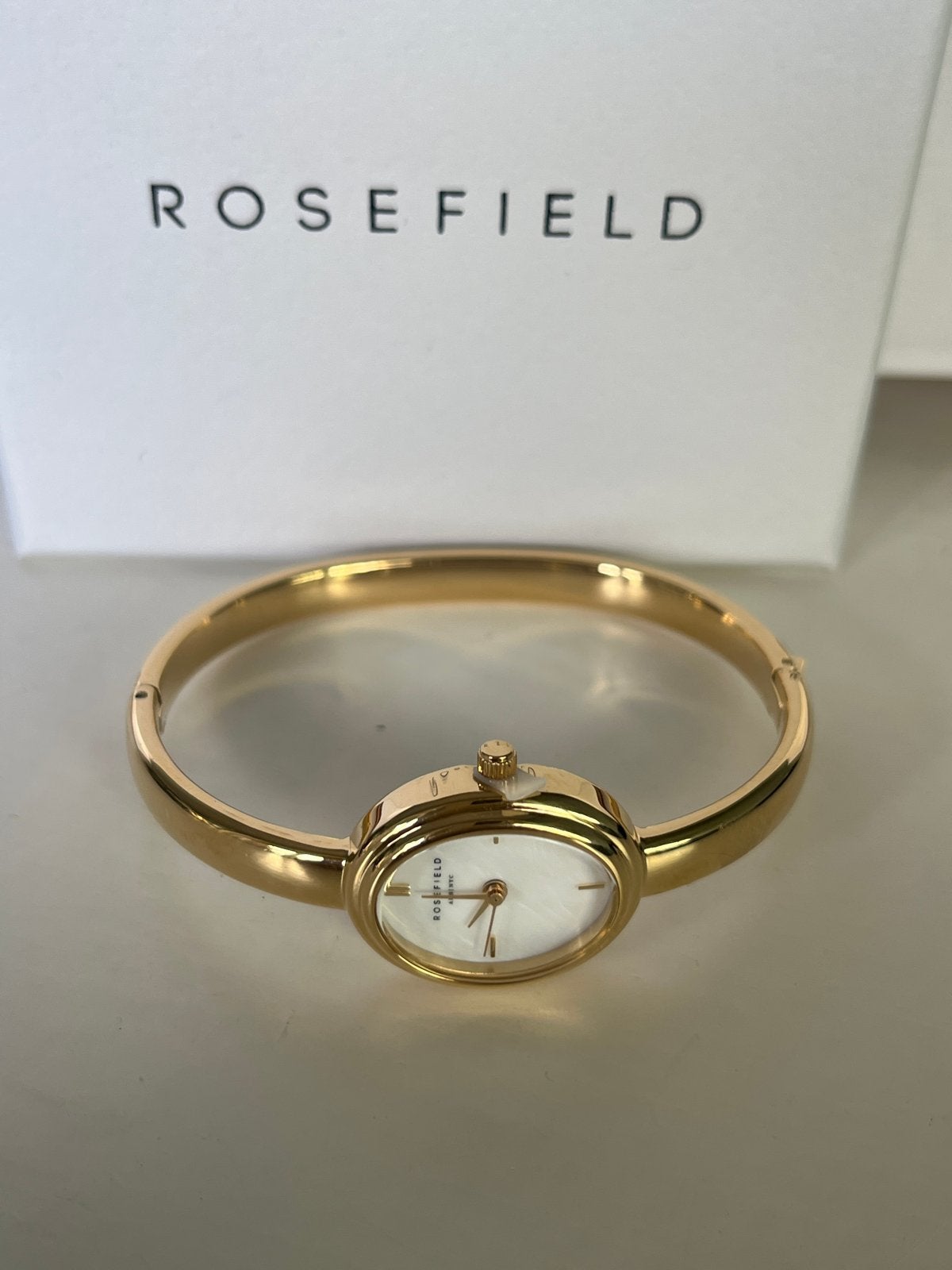 Rosefield horloge bangle goudkleurig met witte  wijzerplaat, Overige merken, Staal, Staal, Polshorloge