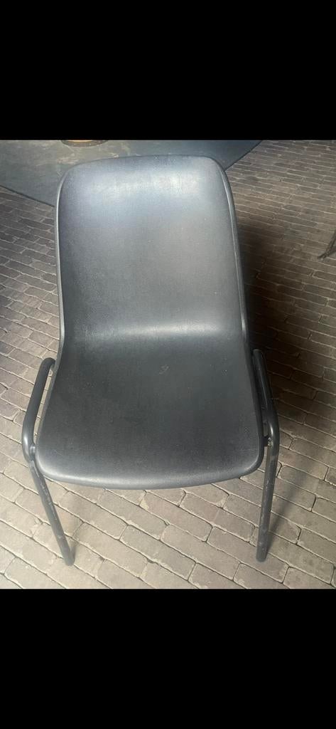 Comfortabele zwarte kuipstoel met metalen onderstel, Kunststof, Gebruikt, Zwart, Ophalen of Verzenden
