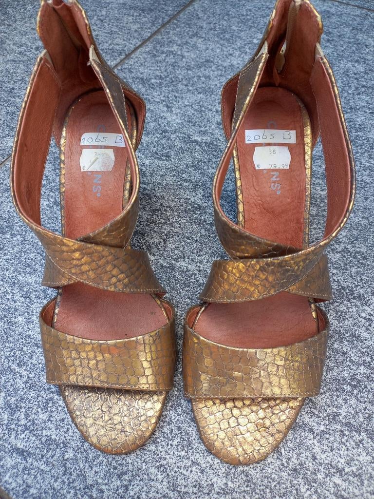 Nieuwe leren goudkleurige schoenen maat 38 nu, Overige kleuren, Nieuw, Ophalen of Verzenden, Schoenen met hoge hakken