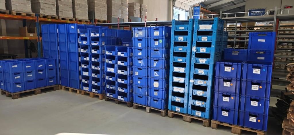 Partij kunststof magazijnbakken – diverse afmetingen, Doe-het-zelf en Verbouw, Kratten en Dozen, Ophalen, -, -, 50 tot 75 cm