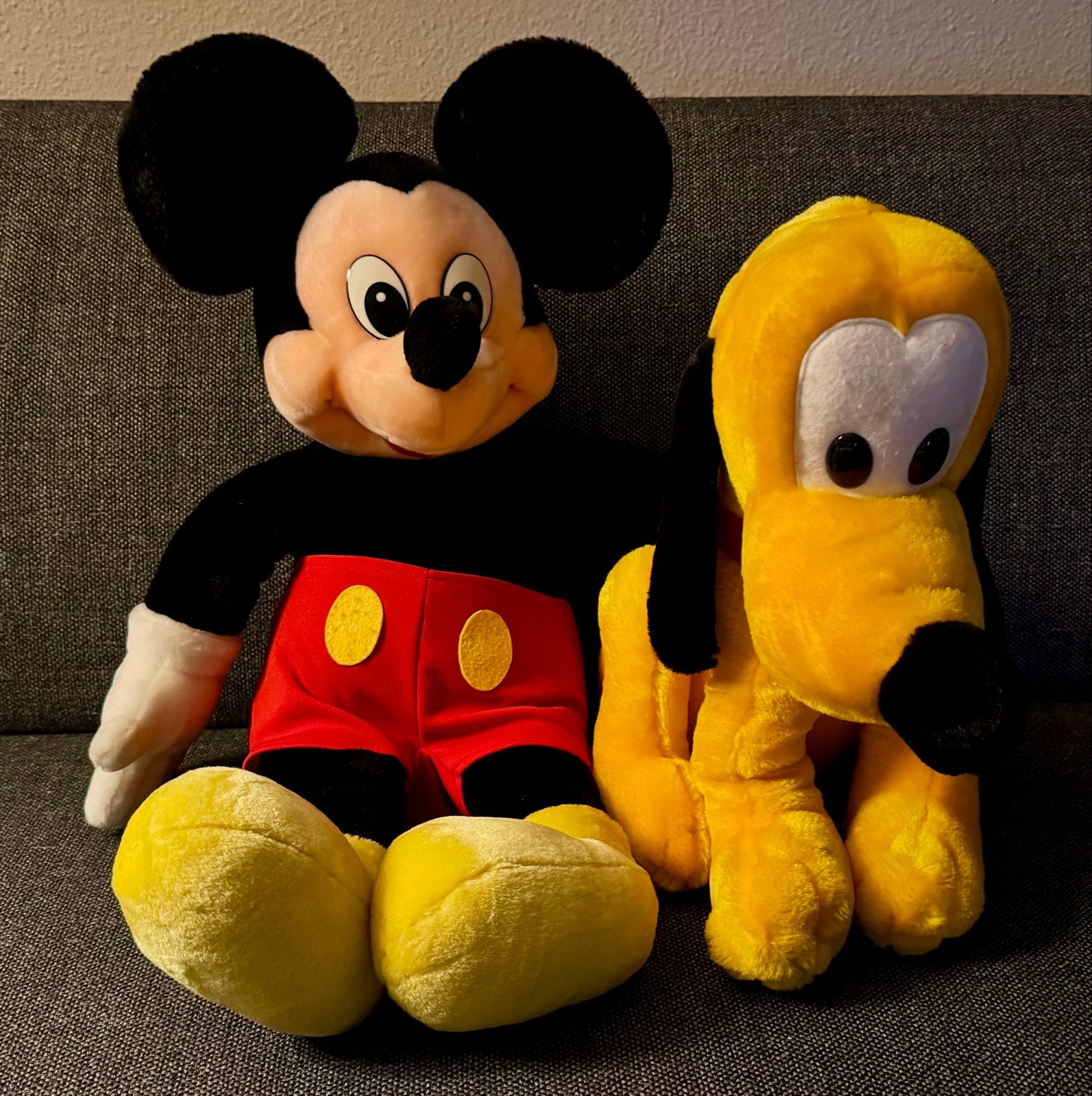 Grote Mickey Mouse en Pluto knuffels - Disney, Disney, Zwart, Zo goed als nieuw, Middelgroot (20 tot 80 cm)