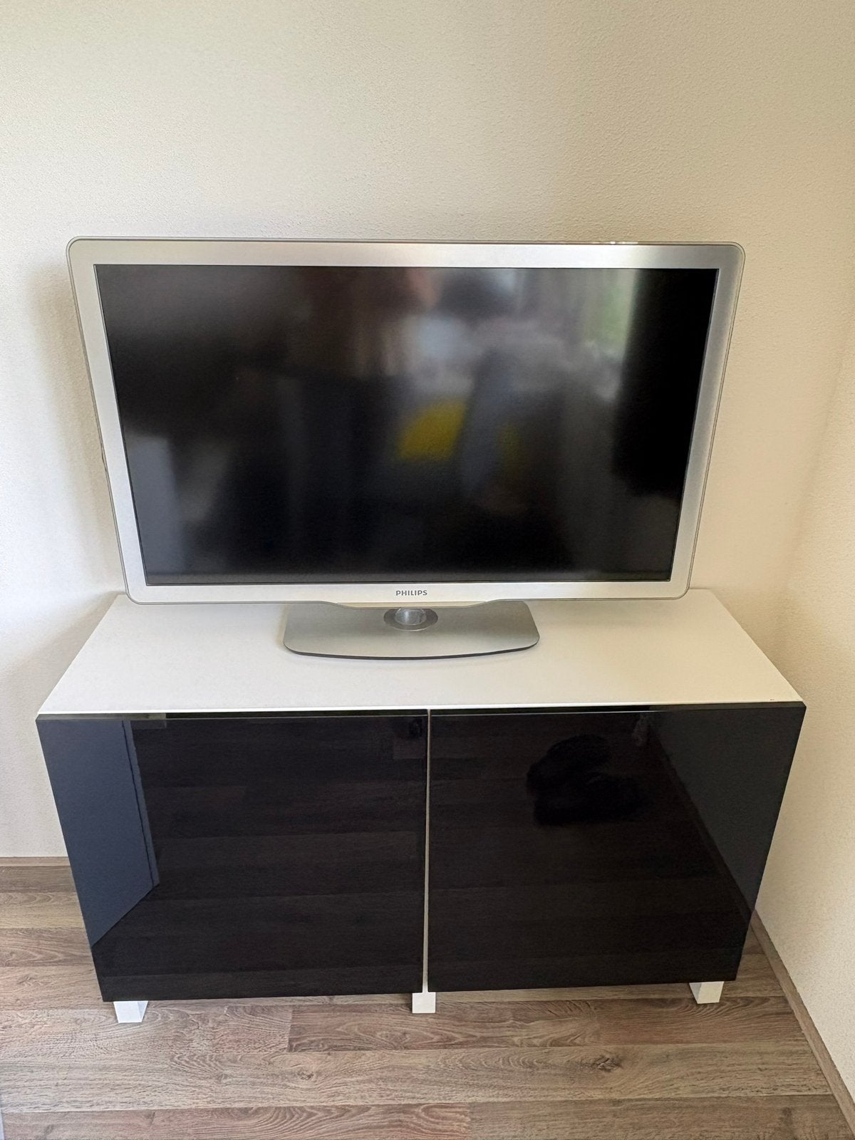 Tv meubel - zwarte lakdeurtjes - Ikea Besta, Huis en Inrichting, Ophalen, Gebruikt, 100 tot 150 cm, Minder dan 100 cm