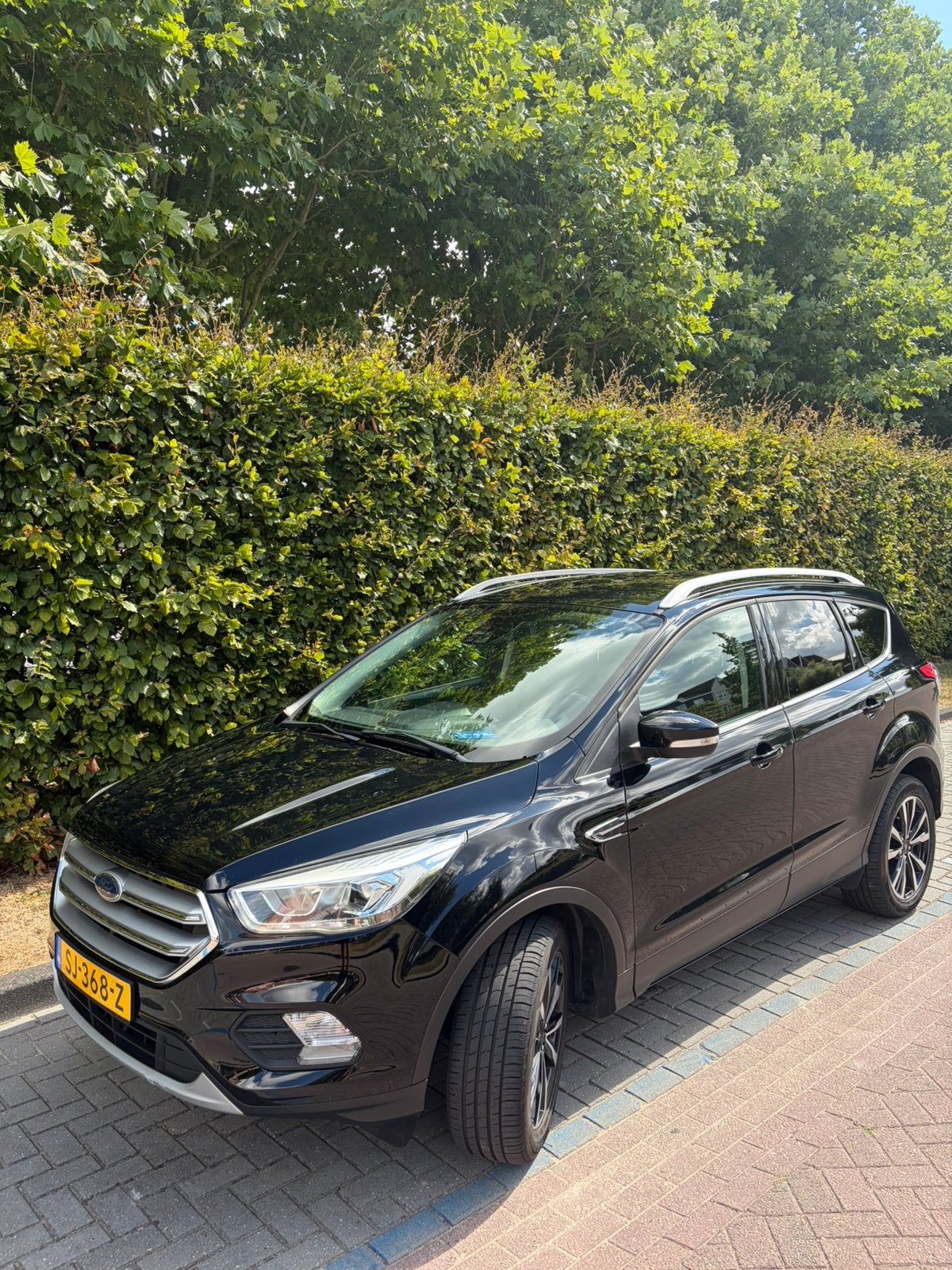 Ford kuga 1.5 ecoboost titanium 2018.126.000 km., Auto's, 1800 kg, 4 cilinders, Leder en Stof, Zwart