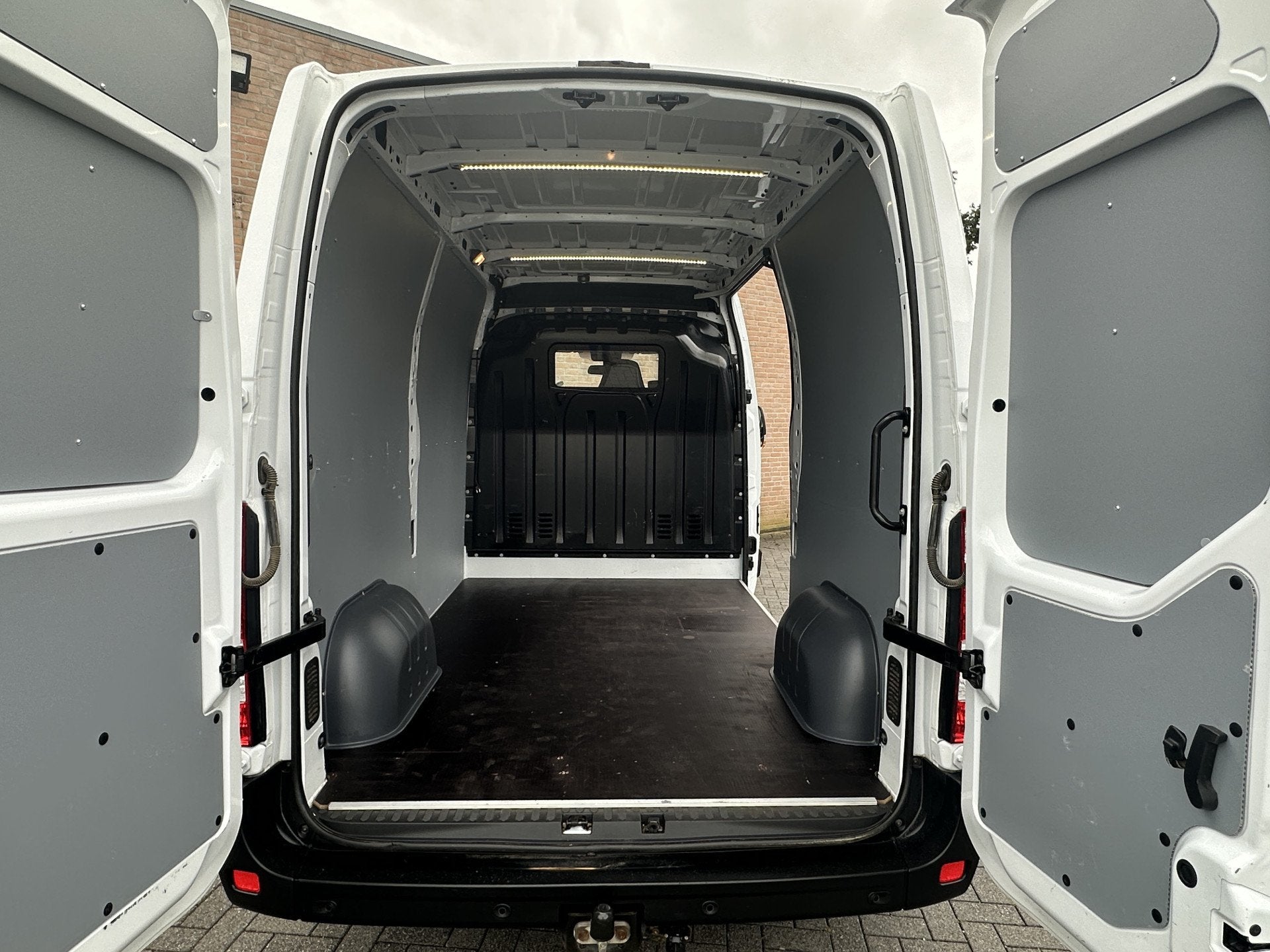 Nissan NV400 2.3dCi 150PK L2H2 / Trekhaak / Cruisecontrol /, Auto's, Voorwielaandrijving, Stof, Gebruikt, 4 cilinders
