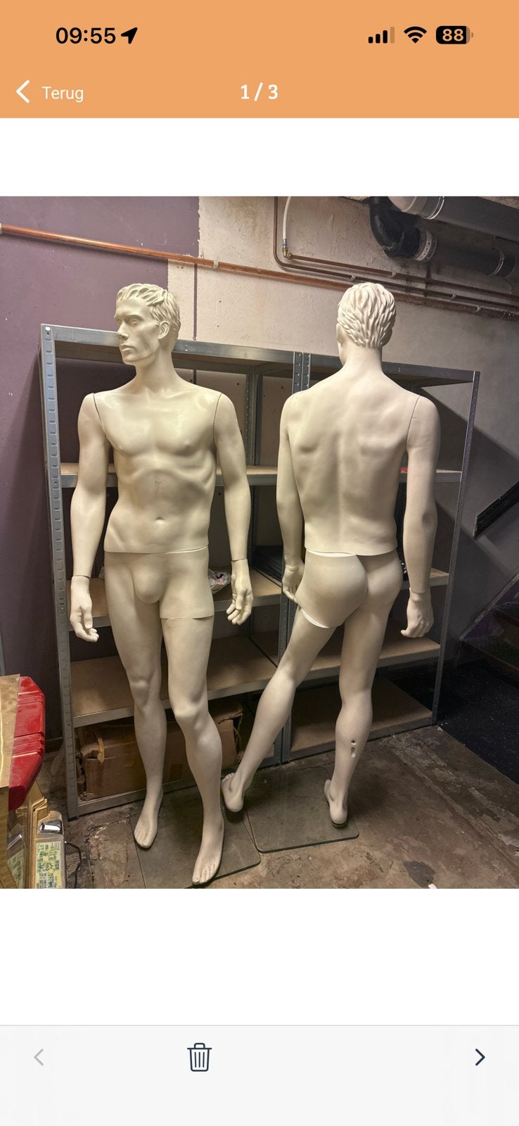2 heren etalagepoppen / mannequins met glazen voetplaat, Zakelijke goederen, Ophalen