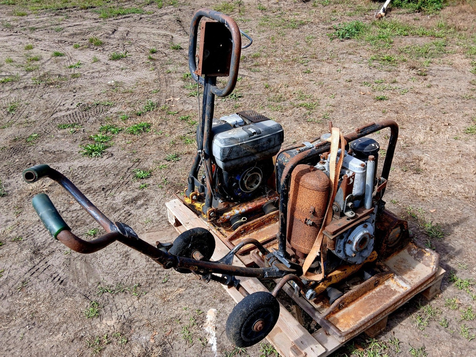 2 Wacker trilplaten met Hatzmotor - opknappers, Ophalen