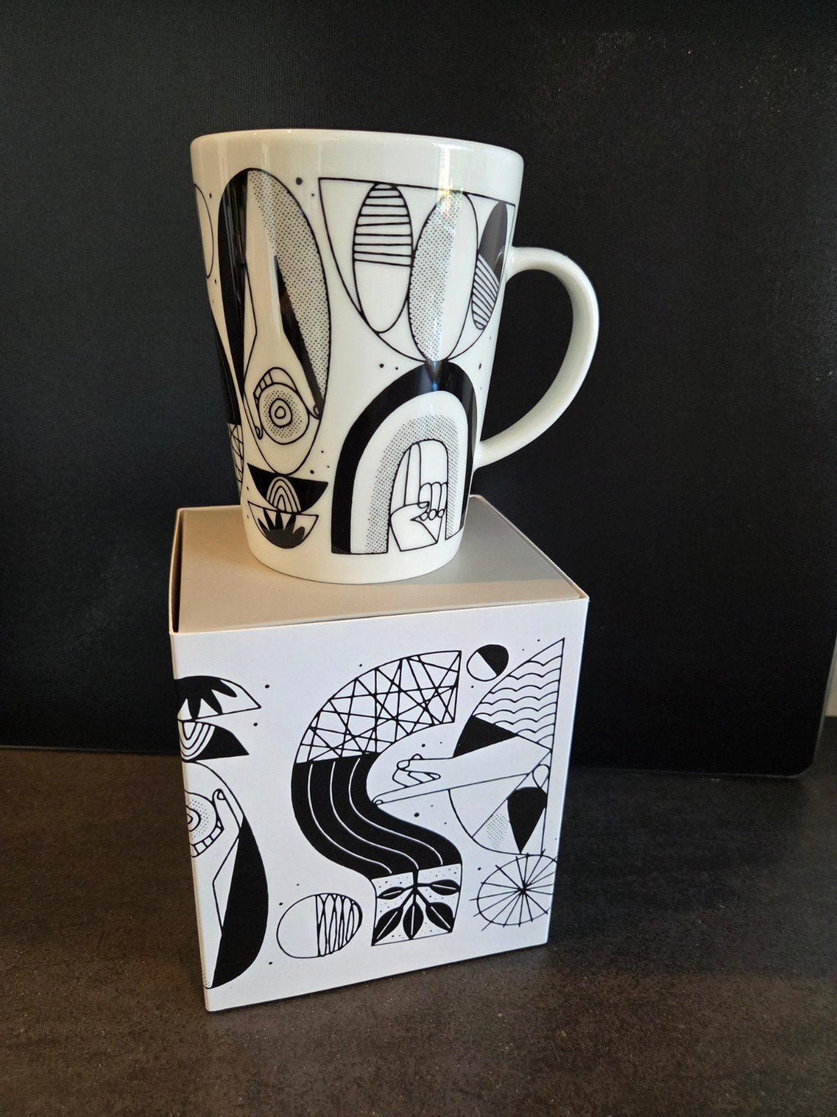 Nieuwe Iittala Graphics mok 0,4L - Shaped/Shifted (in gesche, Keramiek, Nieuw, Modern, Mok