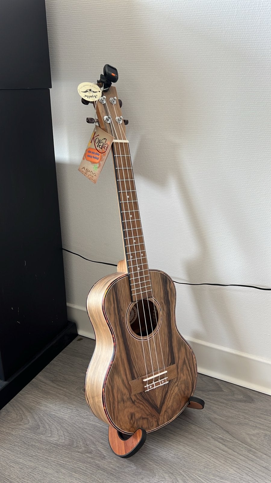 Complete set: Korala UKT-910 Ukulele + standaard + tuner, Ophalen, Zo goed als nieuw, Ukelele