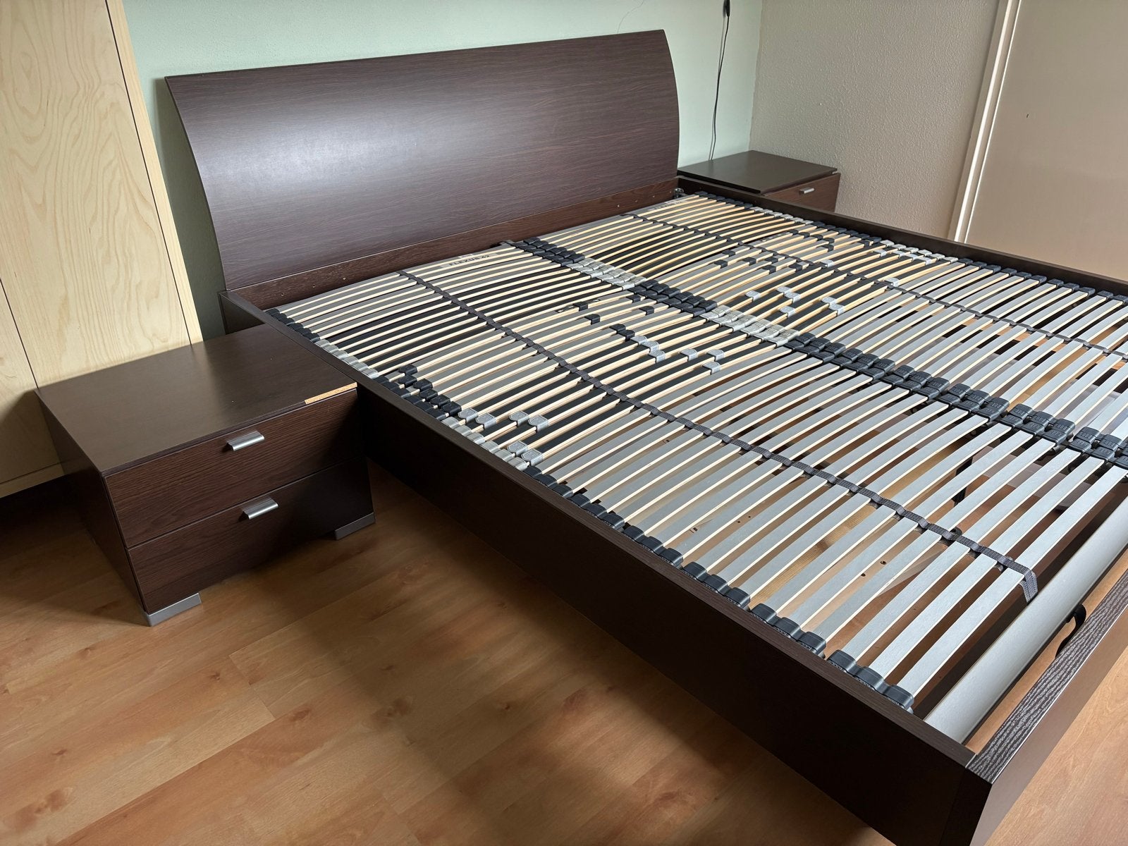 Tweepersoonsbed Goossens, lattenbodems, nachtkastjes.180x200, Huis en Inrichting, Slaapkamer | Bedden, Ophalen, Gebruikt, Bruin