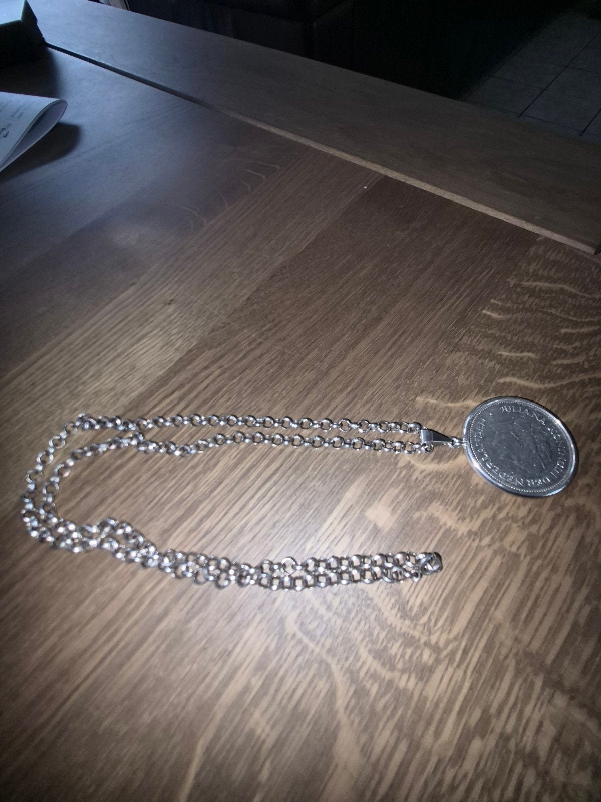 Zilveren tientje met Juliana Nederland herrijst en ketting., Antiek en Kunst, Ophalen of Verzenden