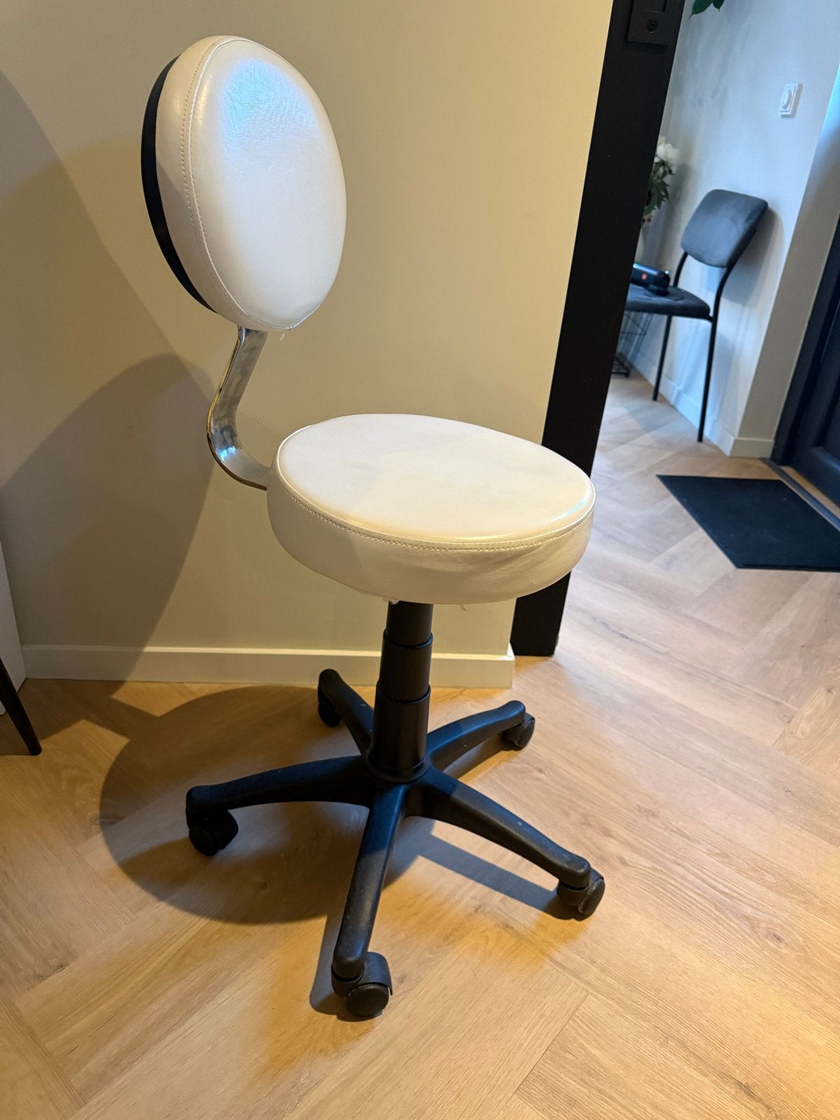 Witte tabouret met rugleuning op wieltjes, Ophalen, Gebruikt, Wit, Bureaustoel