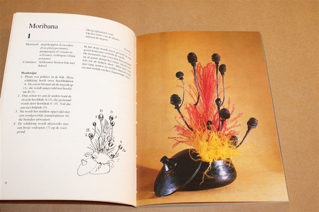 Ikebana met droogbloemen — 36 Schikkingen, Ophalen of Verzenden, Gelezen
