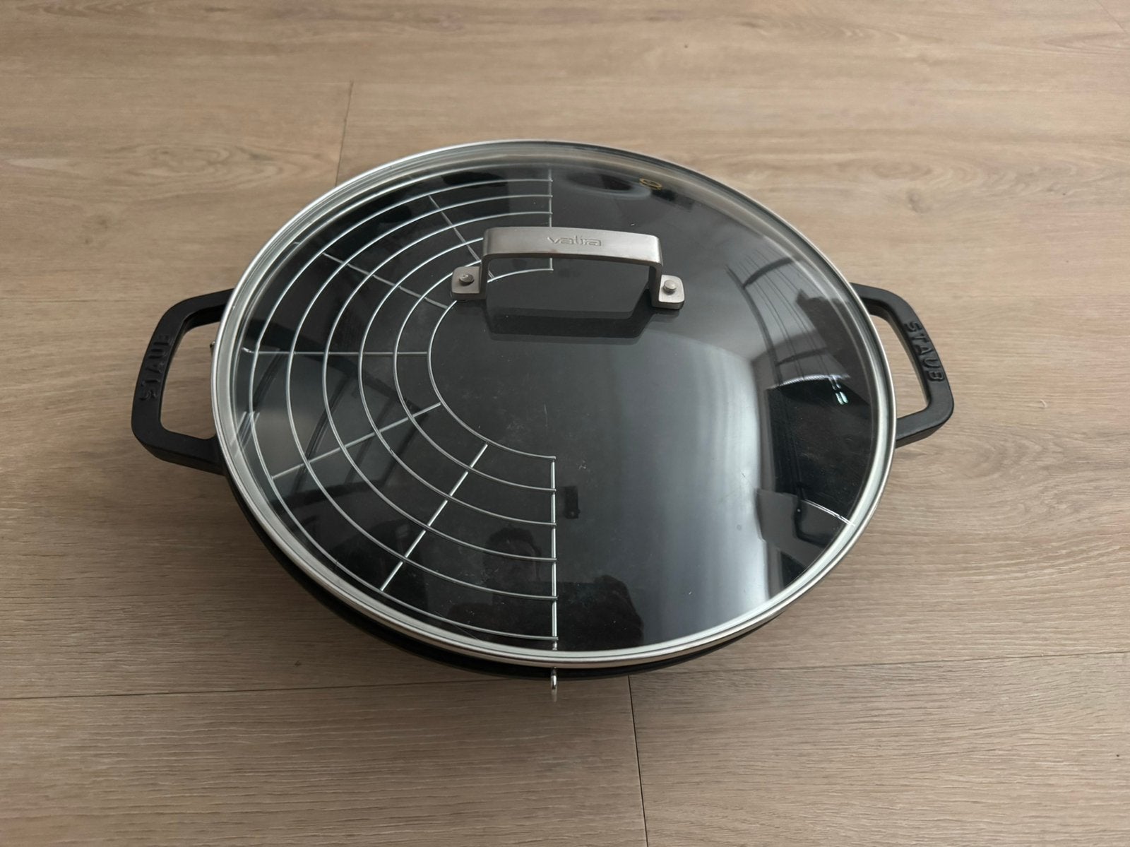 Staub Gietijzeren Wokpan Ø 30 cm – Inclusief glazen deksel, Huis en Inrichting, Keuken | Potten en Pannen, Ophalen of Verzenden
