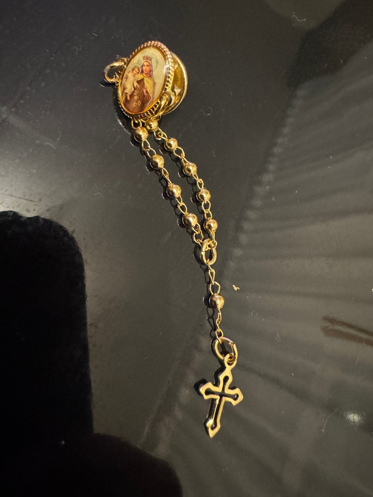 Goudkleurige Broche met Religieuze Afbeelding en Kruisje, Ophalen of Verzenden, Overige materialen, Broche, Verguld