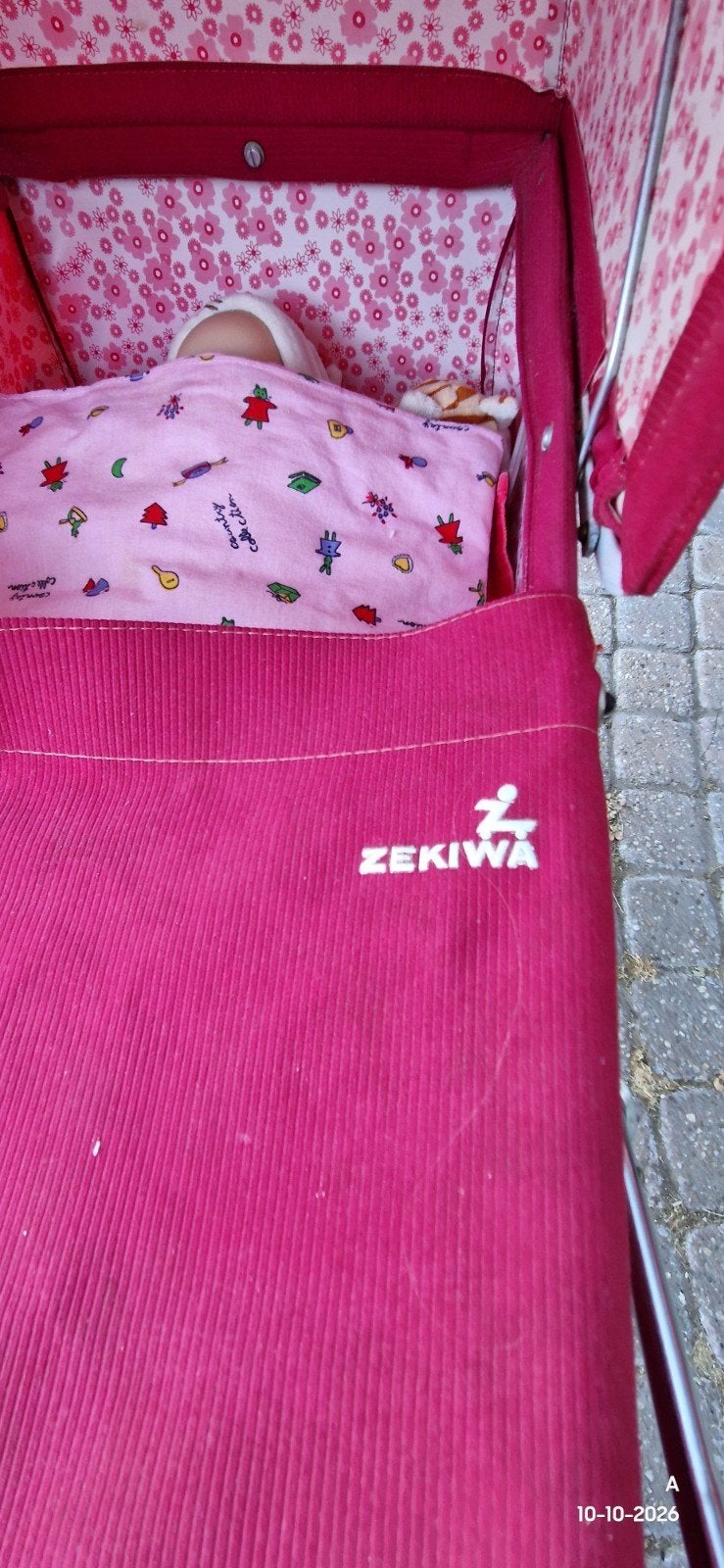 Zekiwa Poppenwagen met pop, dekentje, matras en koffertje, Ophalen, Zo goed als nieuw, Babypop
