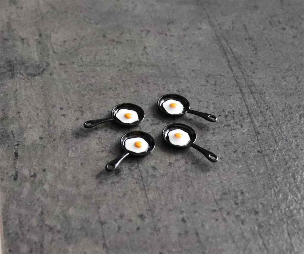 Koekenpannen pan pannetjes met ei miniatuur nieuw 1:12 Zwart, Ophalen of Verzenden, Nieuw, Decoratie