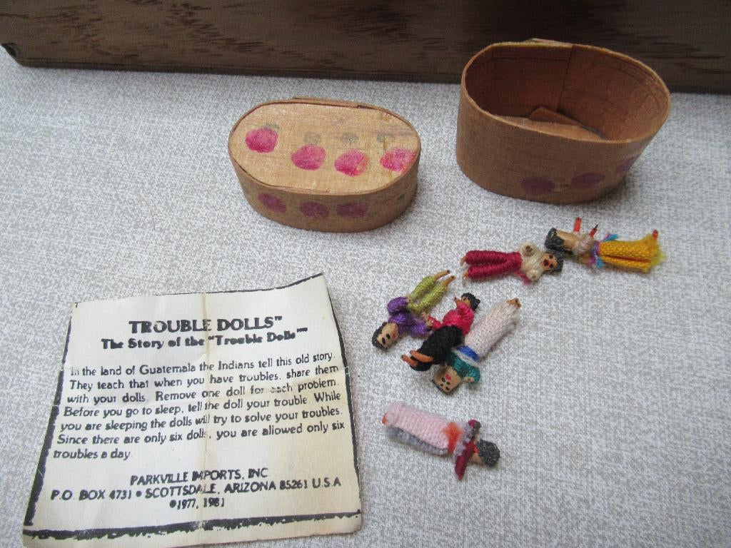 TROUBLE DOLLS in SPANEN DOOSJE, Ophalen of Verzenden