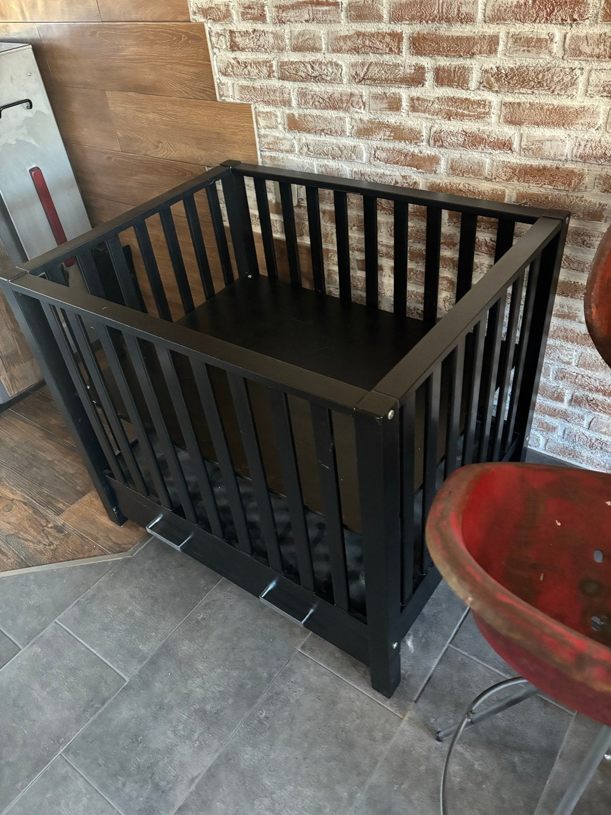 Zwarte houten babybox met lade, Ophalen, Gebruikt, Vierkant, In hoogte verstelbaar