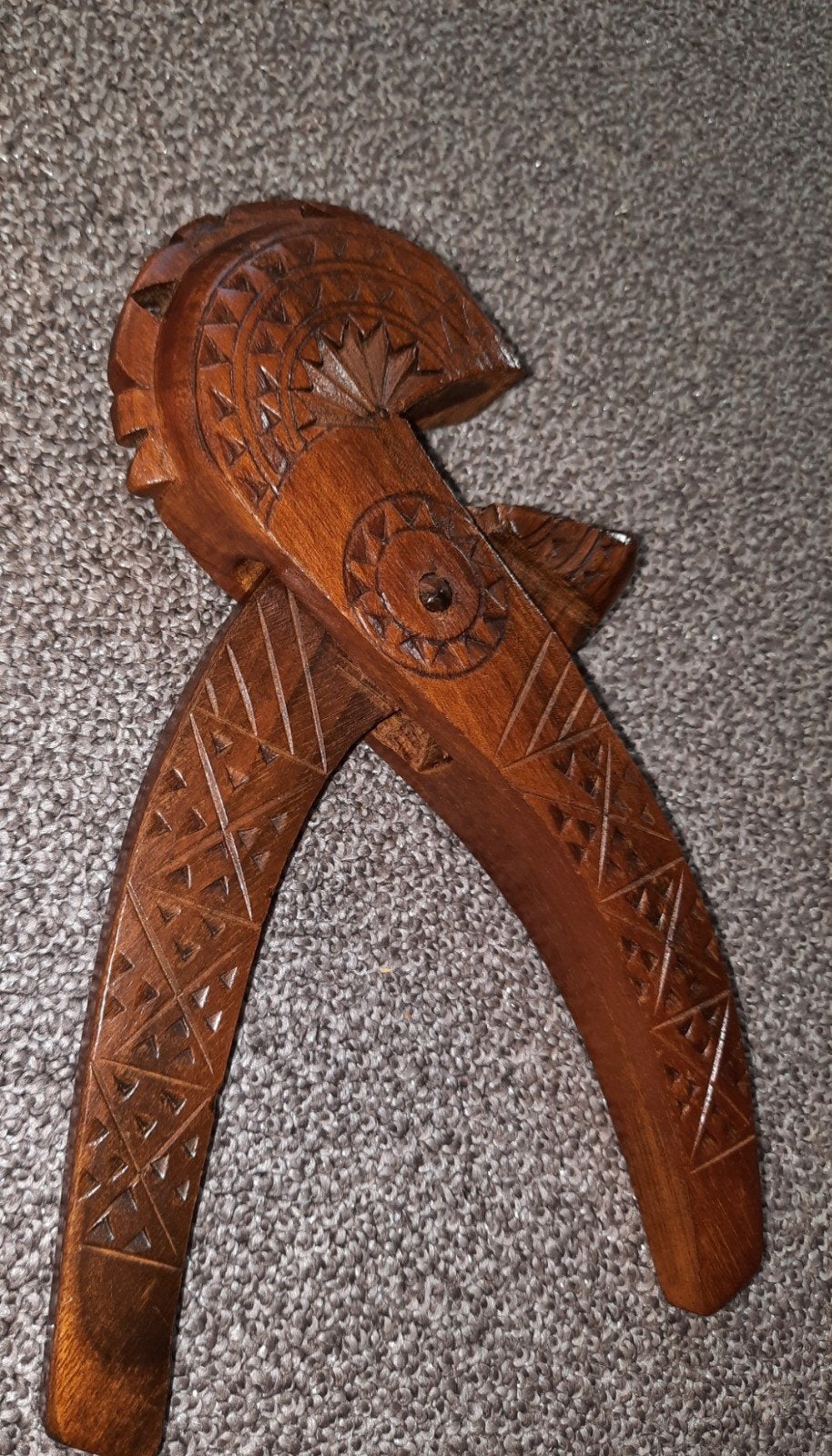 Antieke houten notenkraker met sierlijk houtsnijwerk, Antiek en Kunst, Ophalen of Verzenden
