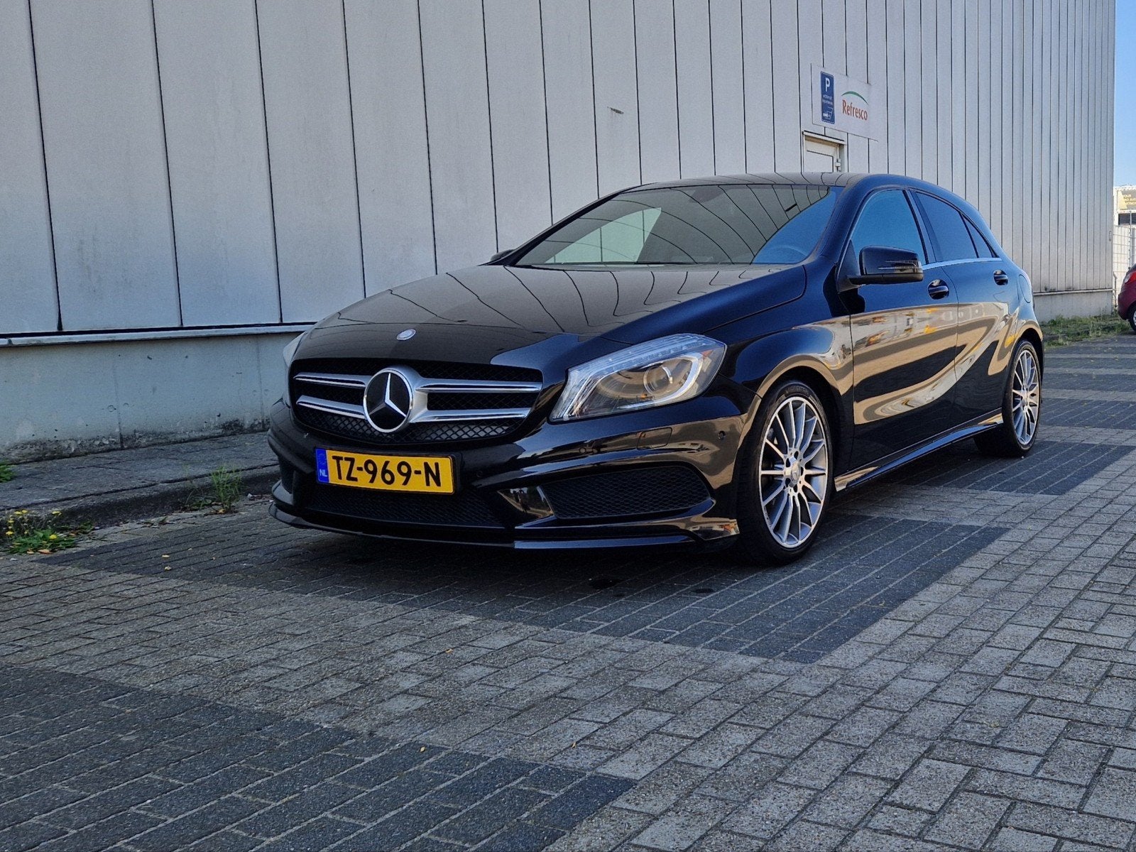 Mercedes-Benz A-Klasse A180 AMG uitvoering weinig kilometers, Auto's, Voorwielaandrijving, Zwart, 4 cilinders, Leder en Stof