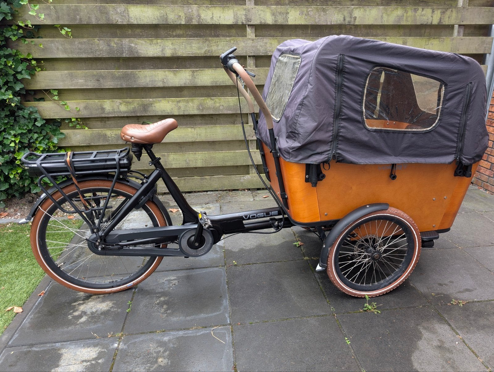 Vogue Carry 3 elektrische bakfiets (03-2023), Fietsen en Brommers, Fietsen | Bakfietsen, 4 kinderen of meer, Gebruikt, Huif, Ophalen