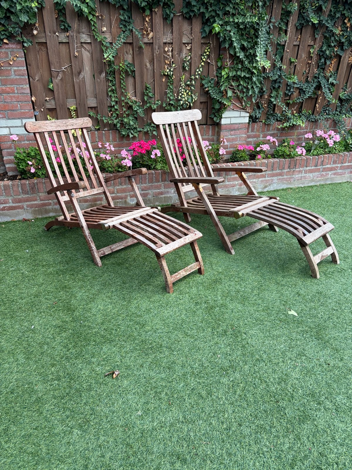 Twee houten verstelbare ligstoelen met voetenbank, Ophalen of Verzenden, Gebruikt, Hout, Verstelbaar