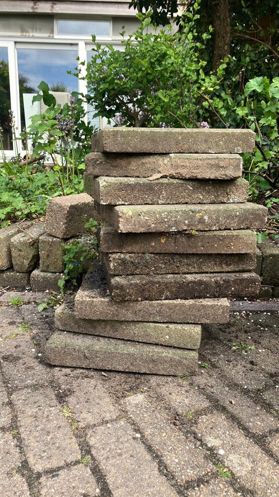Gratis af te halen 10 stoeptegels, Tuin en Terras, Ophalen, Zo goed als nieuw, Beton, Terrastegels