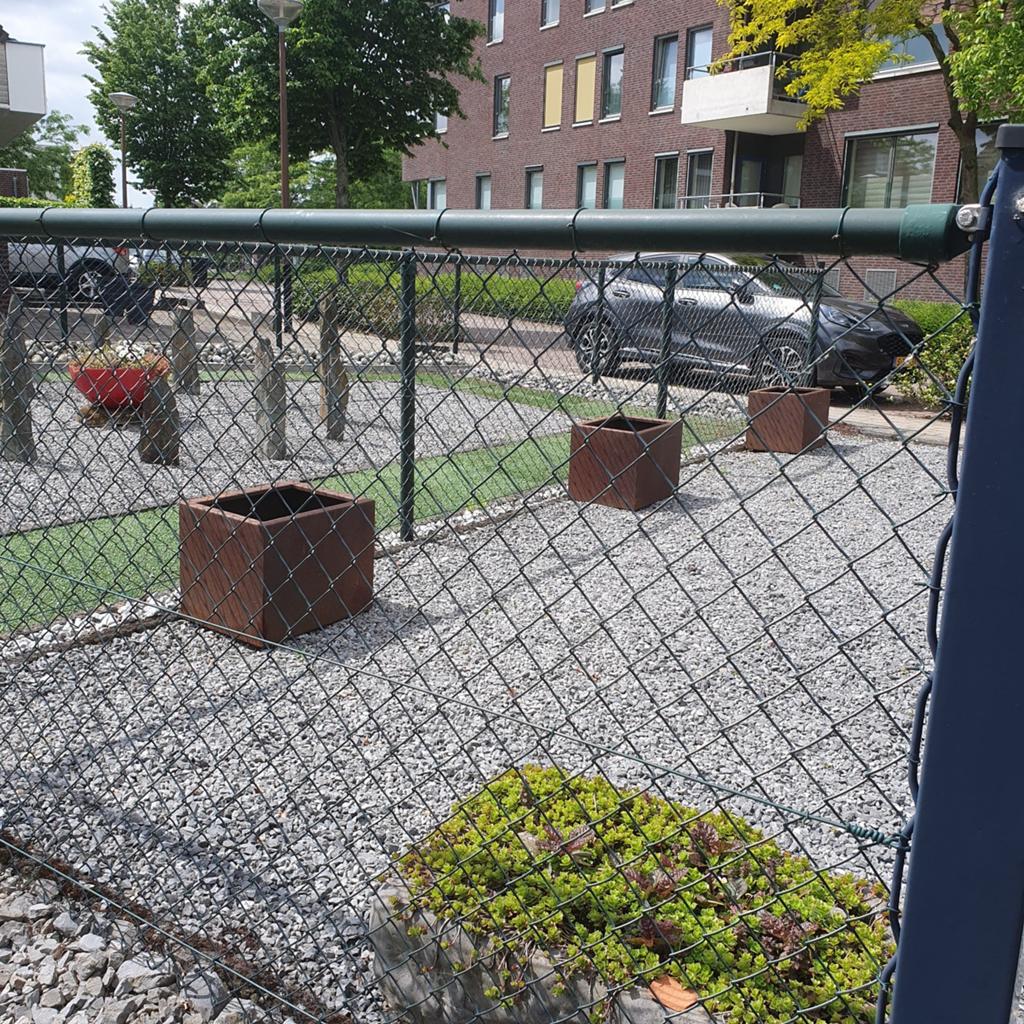 Roestmetalen bloembakken., Ophalen, IJzer
