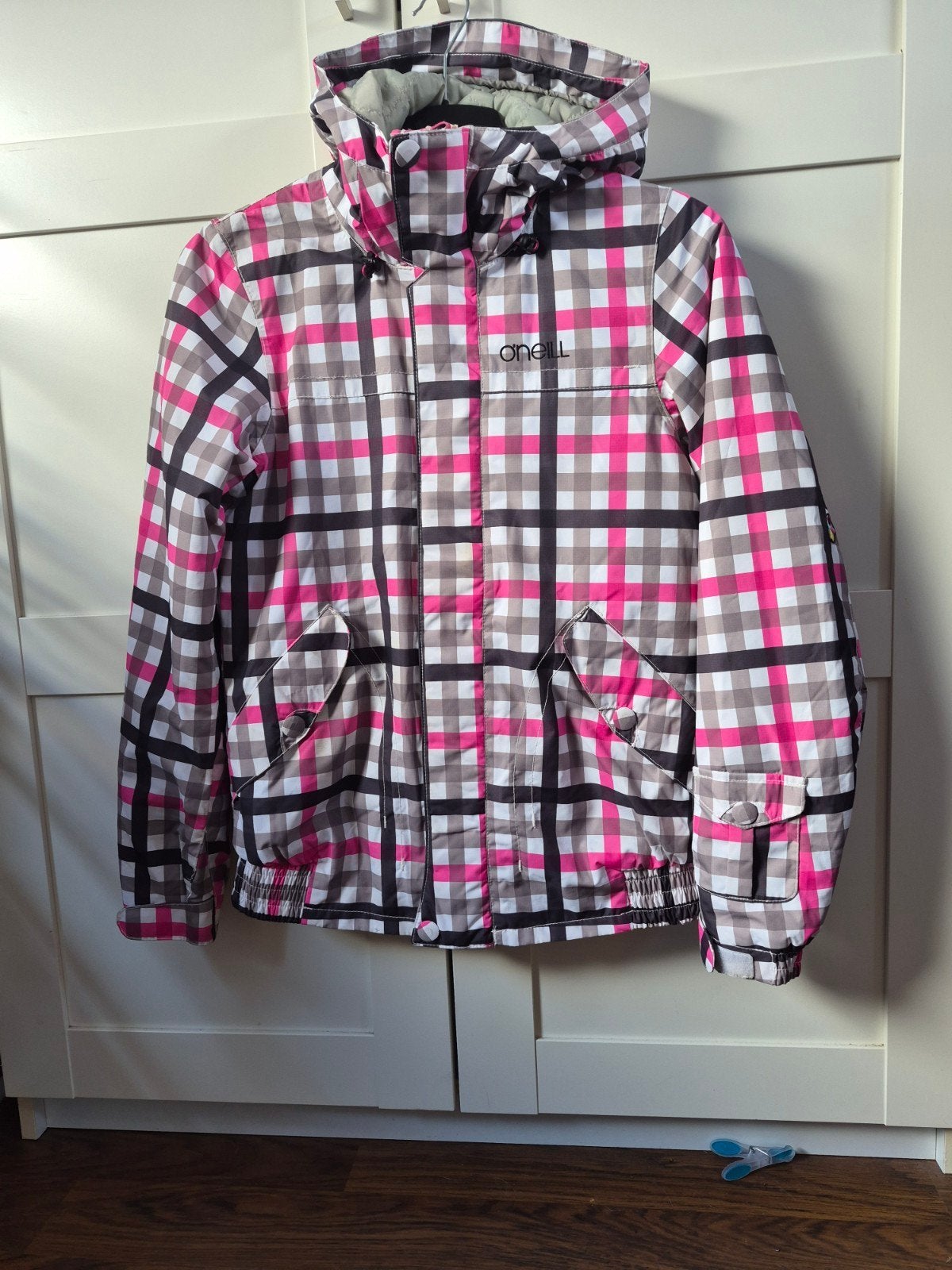 O'Neill ski-jas/winterjas geruit roze/zwart/wit/grijs XS, Kleding | Dames, Ophalen of Verzenden, Zo goed als nieuw, Jack, Maat 34 (XS) of kleiner