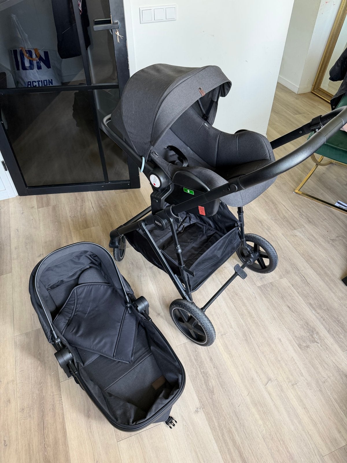 Novi 3 in 1 Combiwagen met autostoeltje, reiswieg en buggy, Kinderen en Baby's, Kinderwagens en Combinaties, Overige merken, Ophalen of Verzenden
