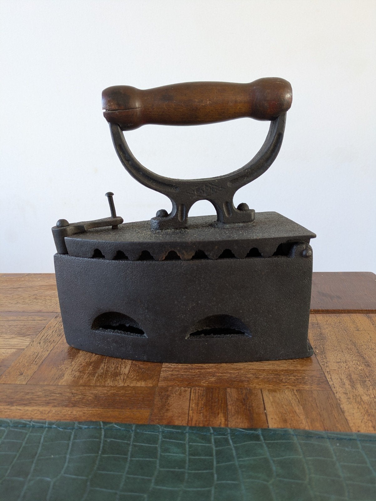 Antiek strijkijzer op kolen - Made in Poland, Antiek en Kunst, Ophalen of Verzenden