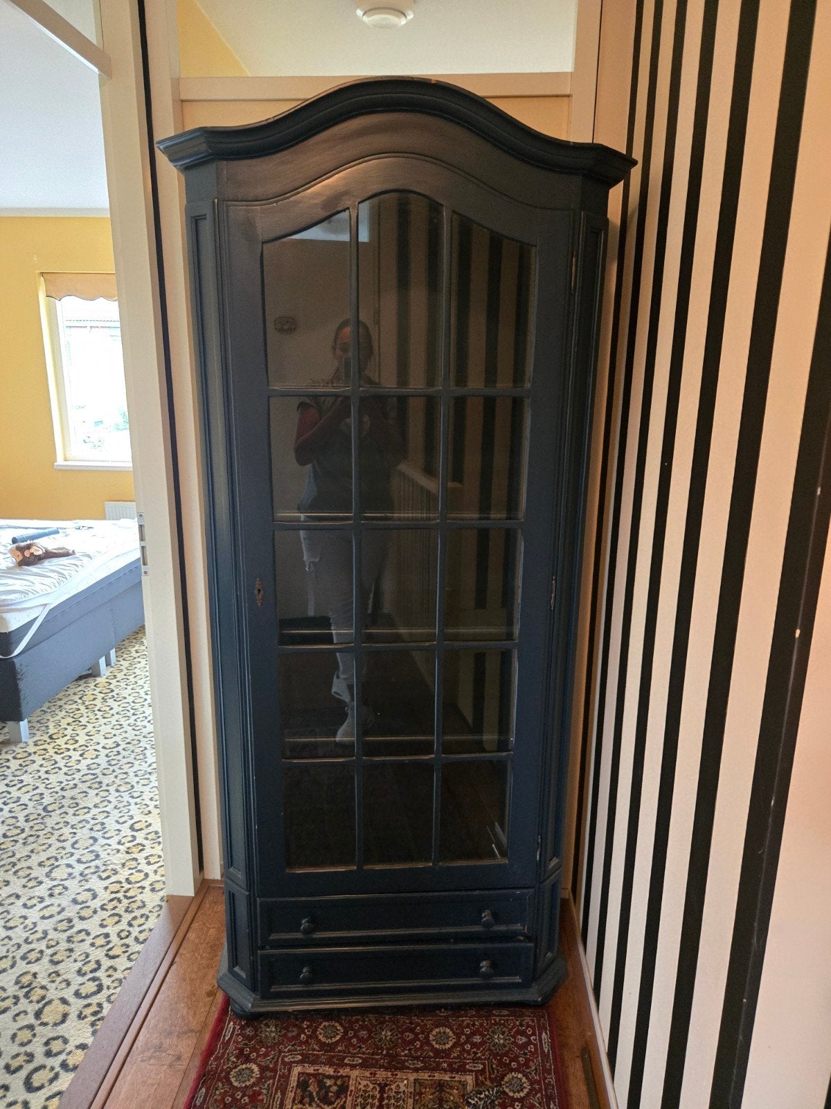 Antieke donkerblauwe kast met glazen deur, Antiek en Kunst, Ophalen