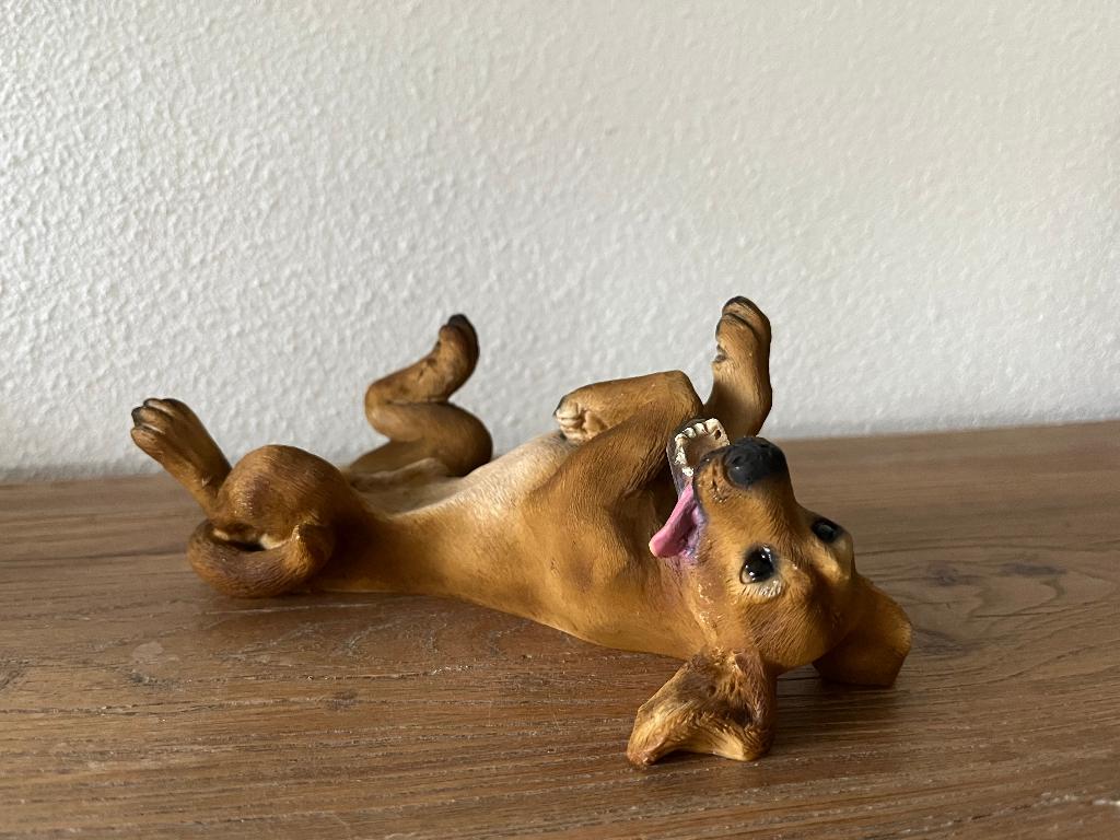 Leuke speelse labrador op zijn rug beeldje., Ophalen of Verzenden, Zo goed als nieuw, Dier
