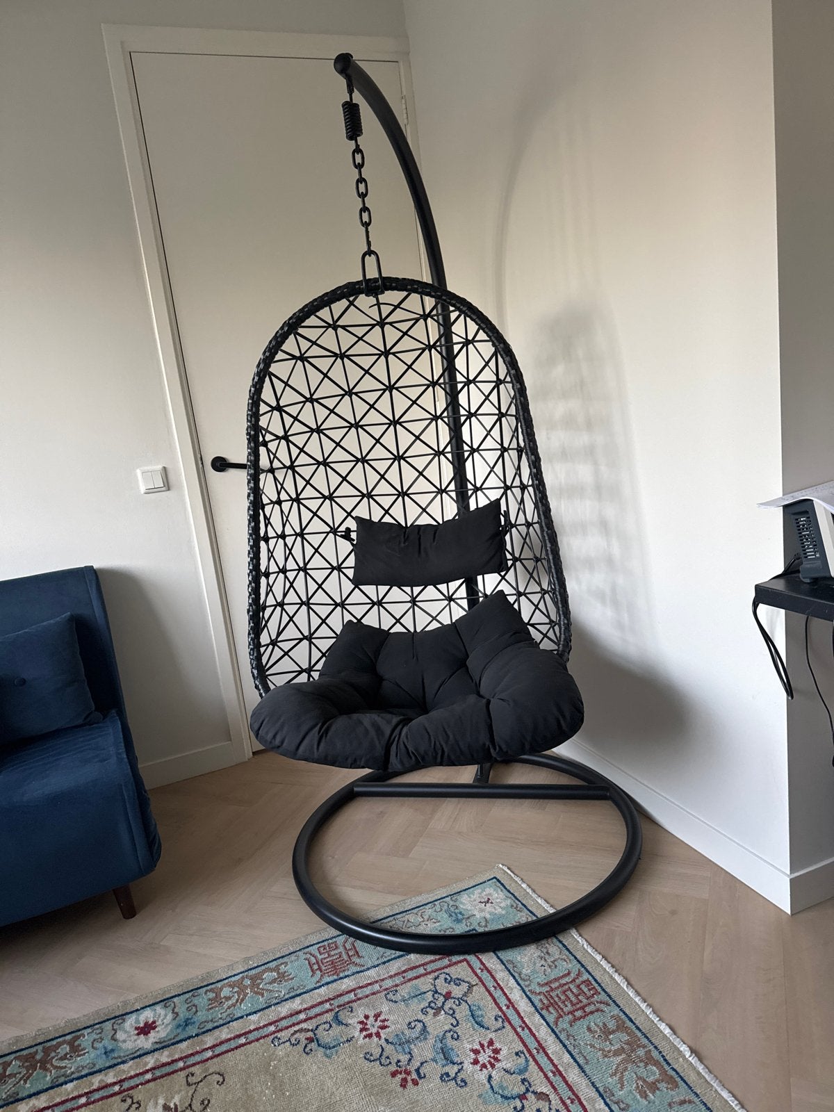 Zwarte hangstoel egg chair,met standaard en kussens zwart, Huis en Inrichting, Kunststof, Zwart, Ophalen of Verzenden, Zo goed als nieuw