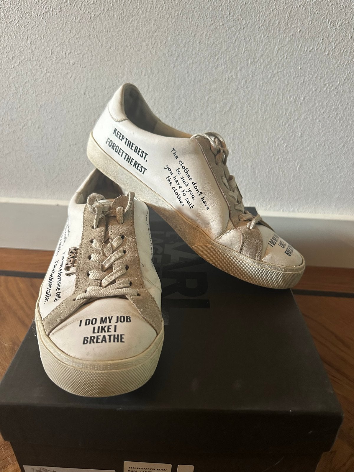 Karl Lagerfeld sneakers met quotes - Maat 38, Wit, Ophalen of Verzenden, Sneakers of Gympen, Gedragen