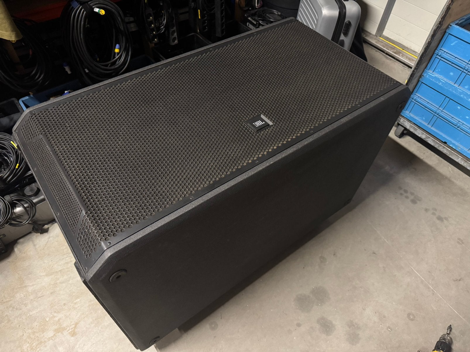 8x JBL STX828S subwoofers. Incl hoezen en blue wheels