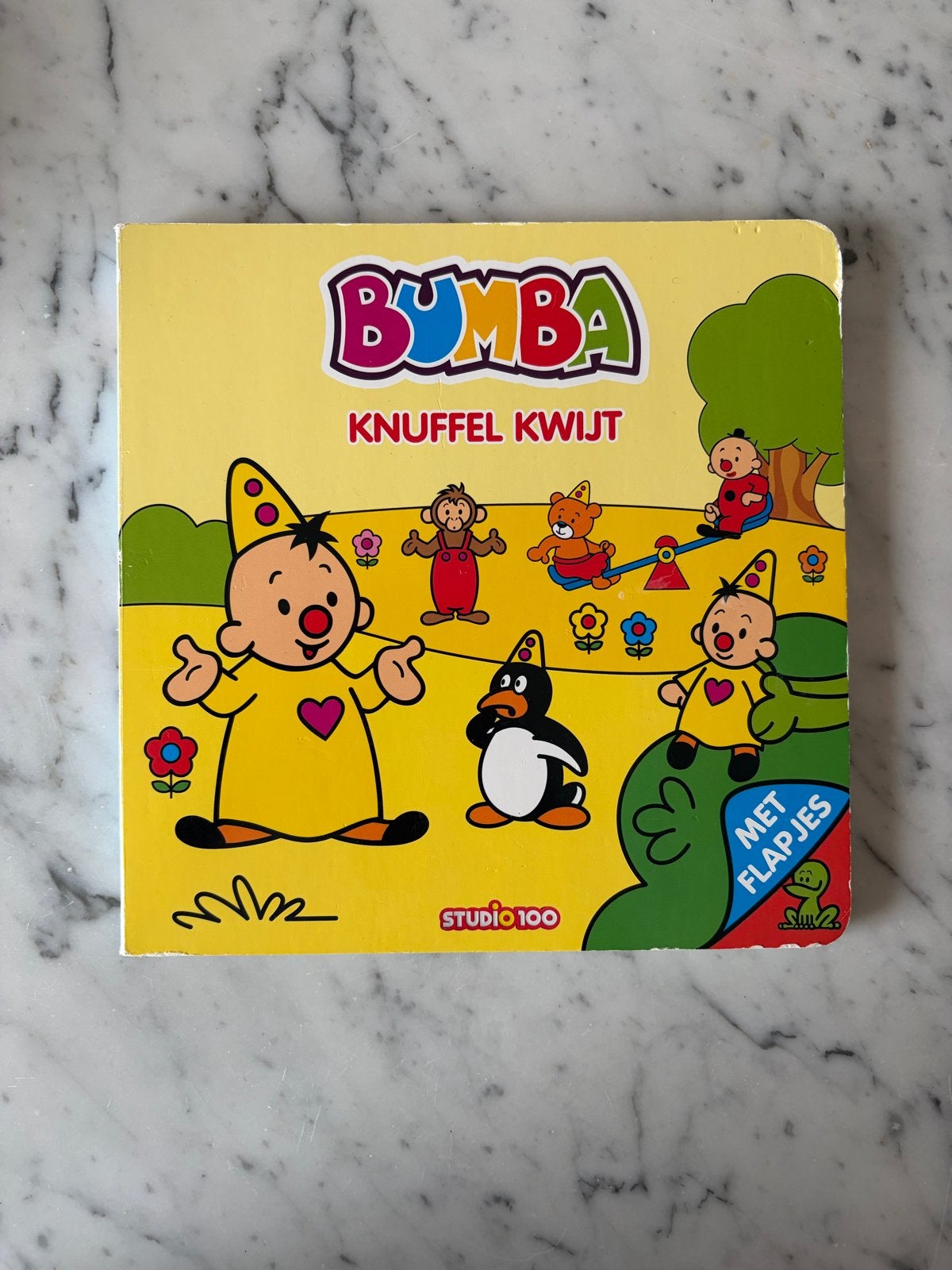 Bumba Knuffel Kwijt - Studio 100 Flapjesboek, Boeken, Ophalen of Verzenden, Zo goed als nieuw, Uitklap-, Voel- of Ontdekboek, 1 tot 2 jaar