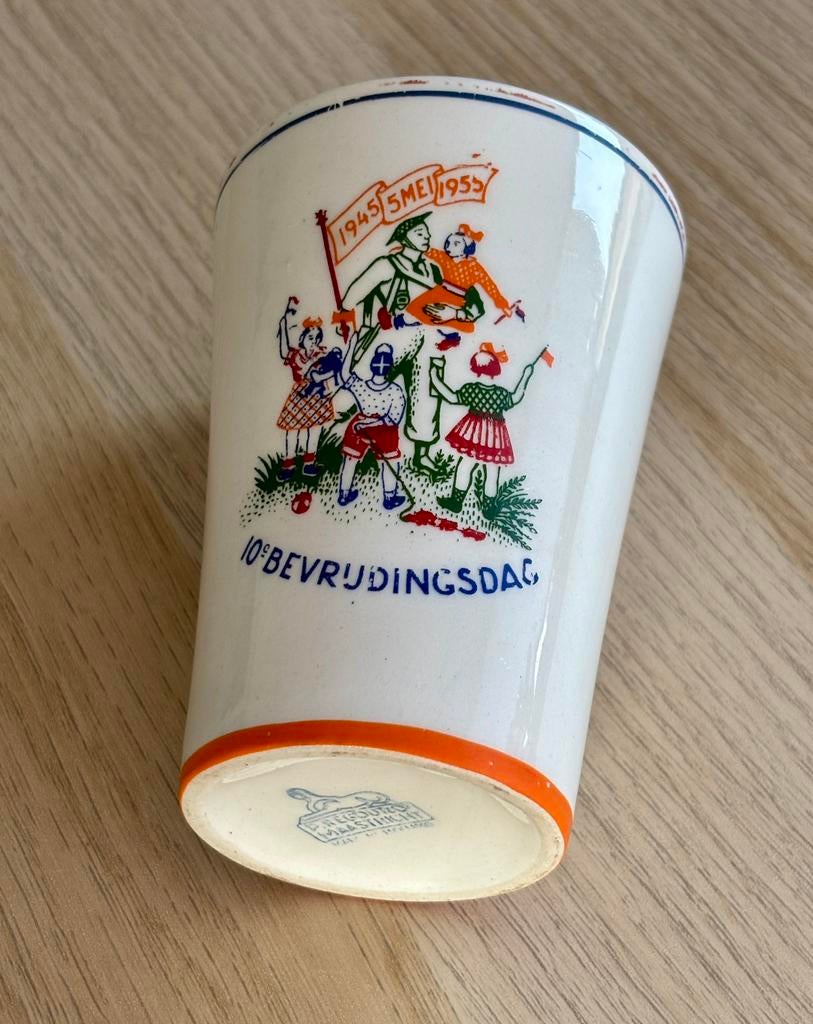 Originele Oranjebeker 10e Bevrijdingsdag, Ophalen of Verzenden, Zo goed als nieuw, Nederland, Kaart, Foto of Prent