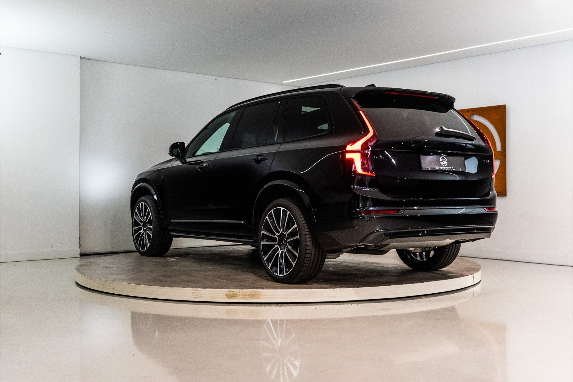 Volvo XC90 2.0 T8 Plug-in hybrid AWD Ultra Dark Long Range 4, 4 cilinders, 7 stoelen, Zwart, Leder