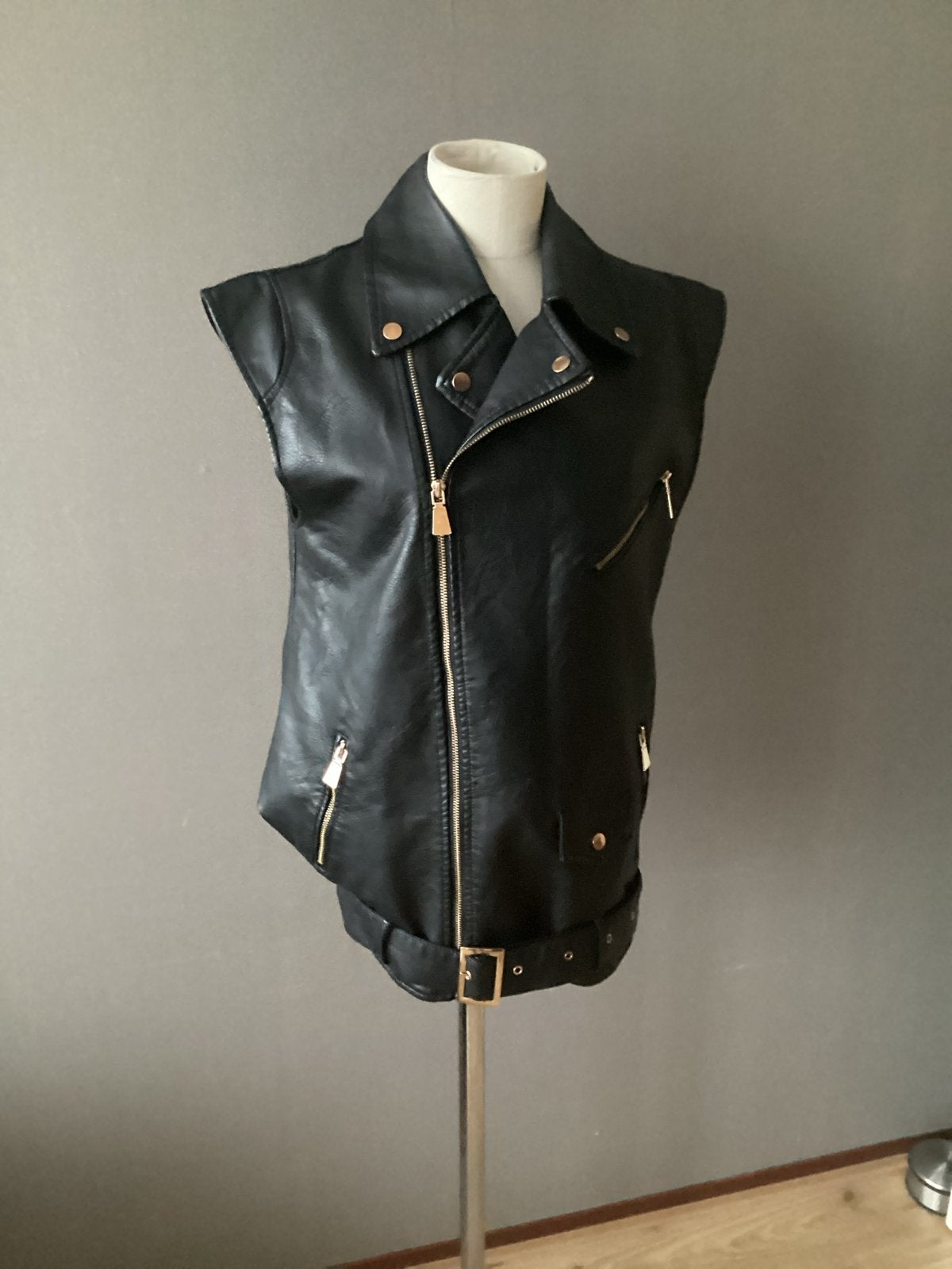 Zwart leren look gilet S gouden ritsen Als nieuw bodywarmer, Ophalen of Verzenden, Zo goed als nieuw, Maat 38/40 (M), Zwart