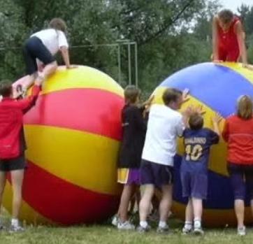 2x opblaasbare ballen te koop | Springkussen zeskamp, Hobby en Vrije tijd, Feestartikelen | Verhuur, Ophalen, Gebruikt, Overige