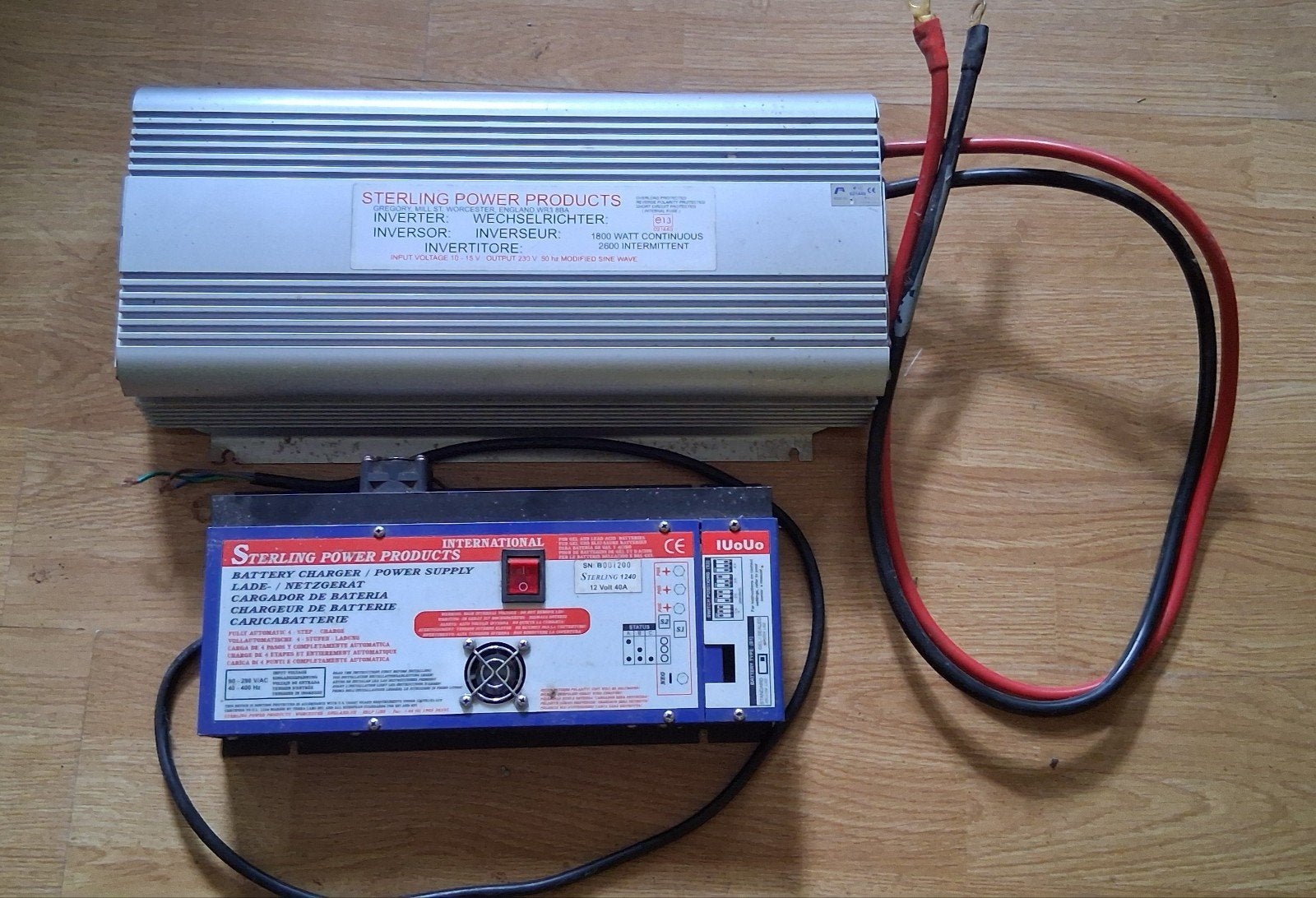 Omvormer 2600watt  zuivere sinus 12volt acculader 40ah, Ophalen of Verzenden, Nieuw